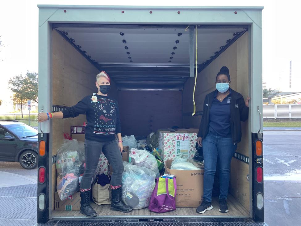 UCSC的成员在捐赠所需的盒子卡车中站立